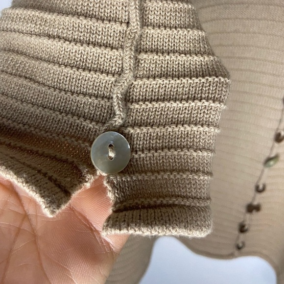 Kulu-B Women's Tunic Sweater Size M Tan V-Neck Mother Pearl Button Waffle Knit - Picture 7 of 11